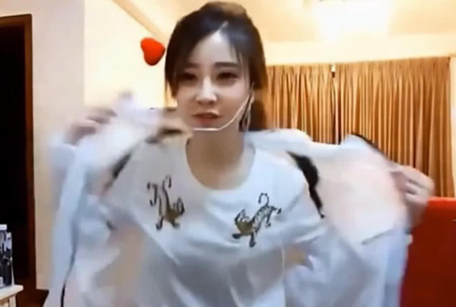 美女直播脱全衣服视频_进屋就脱美女衣服_脱衣服直播软件