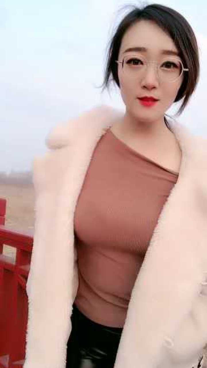 美女脱身看胸动态_男医生给美女看胸_看美女的胸的软件