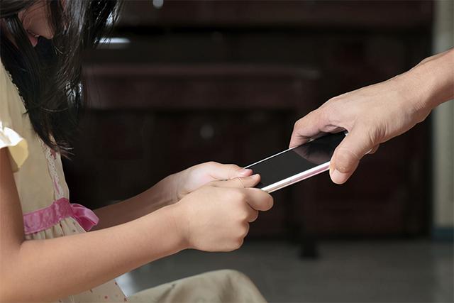 两个小孩玩游戏用什么手机-如何为孩子选手机？耐摔、简单易用、